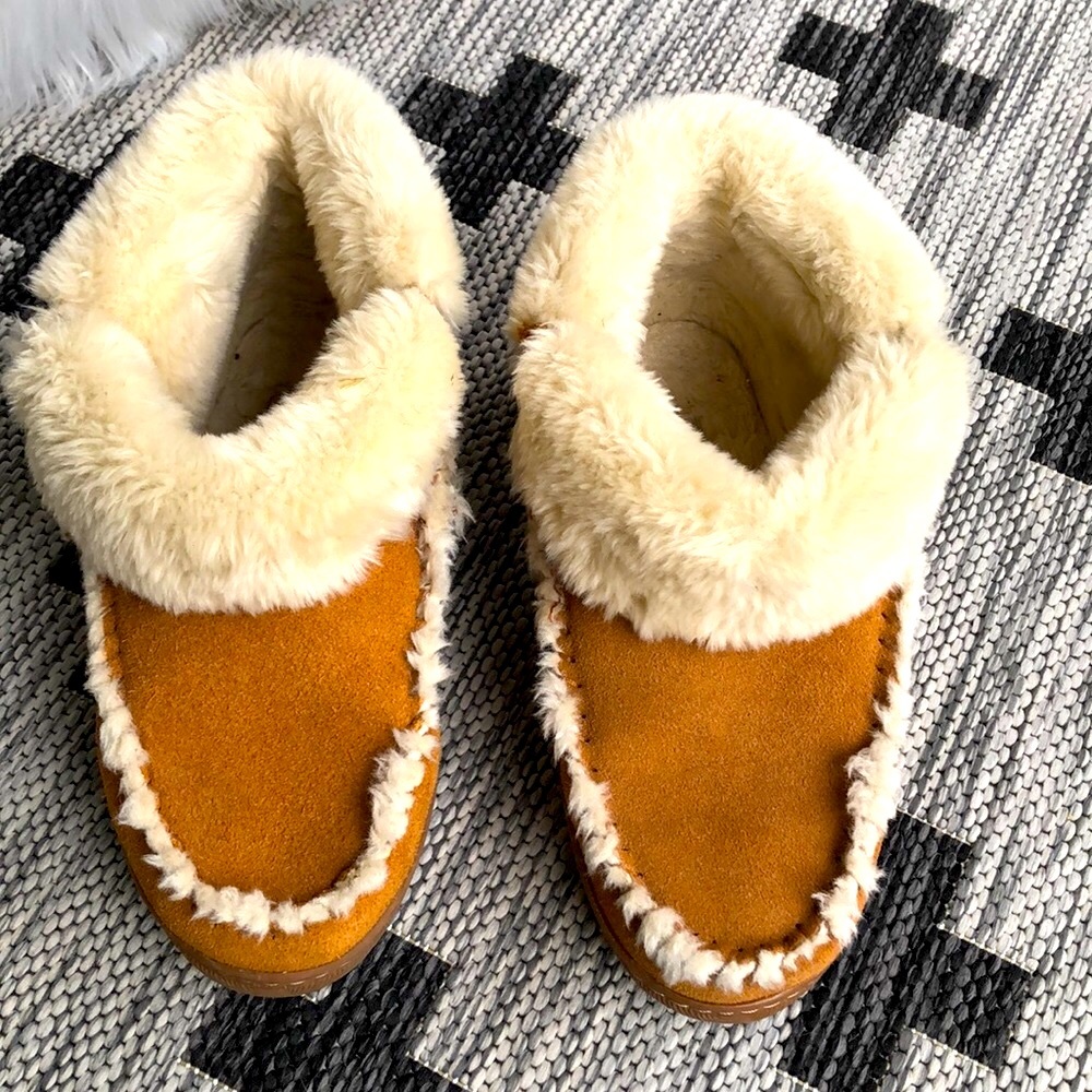 Minnetonka Tan Moccasins Size 7